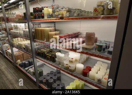 Frankfurt am Main, Deutschland. August 2019. In den Kaufhäusern mit Blick auf die Zeil, Kerzen in verschiedenen Größen, Formen und Farben. Stockfoto
