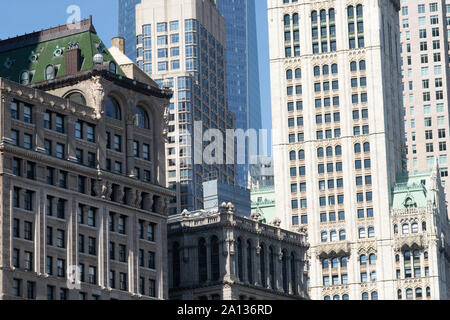 Rechts angeschnitten ist das Woolworth Building, ganz im Hintergrund erkennt man noch das One World Trade Center Stockfoto