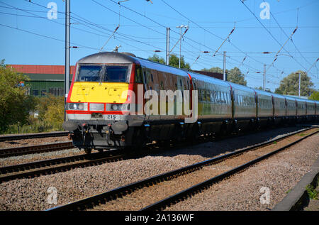 DVT 82215 führt eine Lner Klasse 91 Express Zug Vergangenheit Offord Cluny auf der East Coast Main Line, Cambridgeshire, Großbritannien Stockfoto