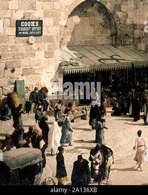 Die Thomas Cook Büro in Jerusalem, Palästina (Israel) war gerade innerhalb der Jaffa Gate entfernt. Nach mehr als 175 Jahren im Geschäft hat das Unternehmen im Jahr 2019 pleite gegangen. Das Bild ist von c. 1890 / 1900 Stockfoto