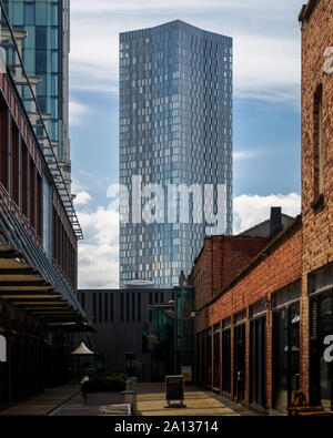 Die West Tower in Deansgate Quadrat als von der großen nördlichen Lagerkomplex in Manchester an einem warmen Sommertag gesehen Stockfoto