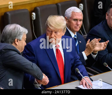 New York, USA, 23. September 2019. New York City. US-Präsident Donald Trump ist vom Generalsekretär der Vereinten Nationen, Antonio Guterres (L) als US-Vizepräsident Mike Pence gratulierte begrüßt nach der Adressierung der 'weltweiten Aufruf zur Veranstaltung schützen die Religionsfreiheit am UN-Hauptsitz in New York City. Credit: Enrique Ufer/Alamy leben Nachrichten Stockfoto