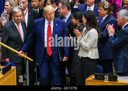 New York, USA, 23. September 2019. New York City. US-Präsident Donald Trump ist applaudiert, als er an der "Weltweiten Aufruf zur Veranstaltung schützen die Religionsfreiheit am UN-Hauptsitz in New York City ankommt, zusammen mit dem Generalsekretär der Vereinten Nationen, Antonio Guterres (L). Credit: Enrique Ufer/Alamy leben Nachrichten Stockfoto