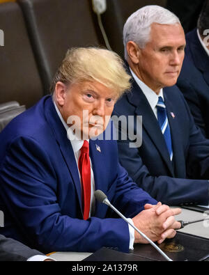 New York, USA, 23. September 2019. New York City. US-Präsident Donald Trump sitzt neben US-Vizepräsident Mike Pence, wie Sie der 'weltweiten Aufruf zur Veranstaltung schützen die Religionsfreiheit am UN-Hauptsitz in New York City besuchen. Credit: Enrique Ufer/Alamy leben Nachrichten Stockfoto