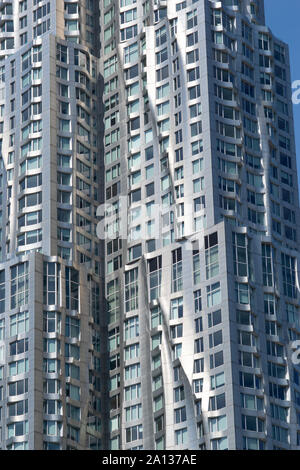 Detailansicht vom Frank Gehry-Hochhaus in NEW YORK in Manhattan, aufgenommen von der Brooklyn Bridge. Beeindruckende moderne Architektur silber glänzend mi Stockfoto