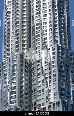 Detailansicht vom Frank Gehry-Hochhaus in NEW YORK in Manhattan, aufgenommen von der Brooklyn Bridge. Beeindruckende moderne Architektur silber glänzend mi Stockfoto