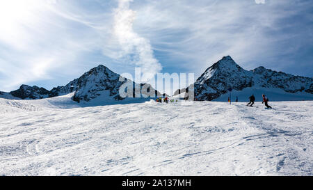 Stubaital, Österreich - November 1, 2011: Gruppe der Skifahrer Skifahren auf den Pisten des Stubaier Gletscher, Alpen, Skigebiet in Österreich. Stockfoto