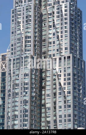 Detailansicht vom Frank Gehry-Hochhaus in NEW YORK in Manhattan, aufgenommen von der Brooklyn Bridge. Beeindruckende moderne Architektur silber glänzend mi Stockfoto