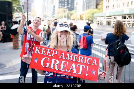 New York, USA. 23 Sep, 2019. Ein New Yorker und hält ein Schild mit der Aufschrift "Keep America Große' erwartet der US-Präsident fahrzeugkolonne vor dem UN-Gebäude. Die Vereinten Nationen erwartet mehr als 60 Staats- und Regierungschefs konkrete, neue Pläne der CO2-Emissionen in kurzen Ansprachen von maximal drei Minuten zu reduzieren. Credit: Kay Nietfeld/dpa/Alamy leben Nachrichten Stockfoto