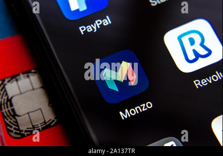 Monzo und Revolut bank Apps auf dem Bildschirm des Smartphones, die nächste Karte zu Bank. Stockfoto