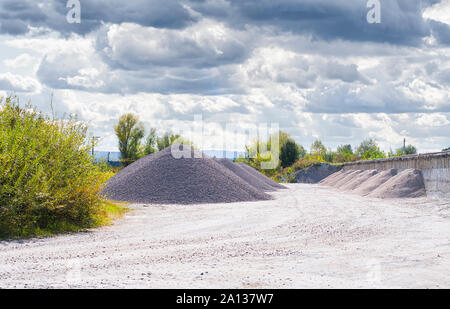 Entladen von Schüttgut Ladung von Eisenbahnwaggons auf hohen Bahnsteig Stockfoto