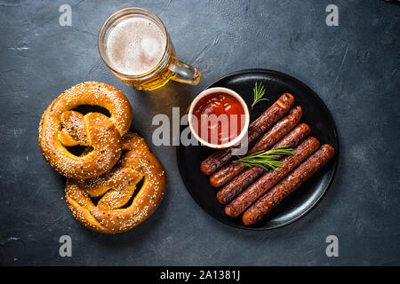 Oktoberfest essen - Wurst, Bier und Brezel. Stockfoto