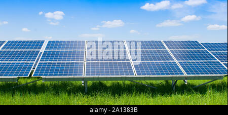 Sonnenkollektoren und blauer Himmel. Solar Panels Generatoren von Sun. Saubere Technologien für eine bessere Zukunft Stockfoto