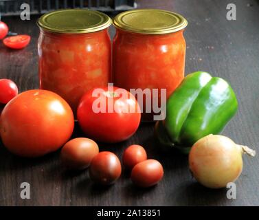 Dose Tomaten für den Winter im Glas. Tomaten-Salat mit Essig. Reife rote Tomaten in Dosen kochen leckere und gesunde Lebensmittel für die Hausgemachten. Stockfoto