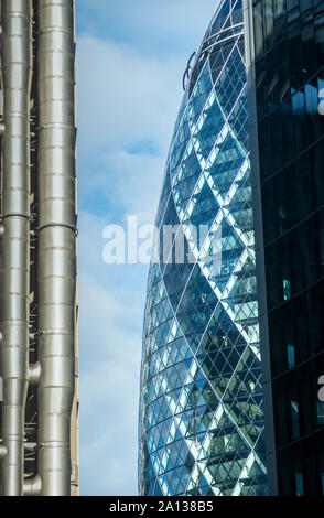 Bürogebäude in London, England, UK, einschließlich die markant geformten Gurke (30 St Mary Axe). Stockfoto