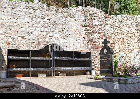 VITOVNICA, Serbien - 11. AUGUST 2019: Das Grab von Elder Thaddeus (Strabulovich) Der Vitovnica Vitovnica im Kloster, Sumadija und westlichen Serbien Stockfoto