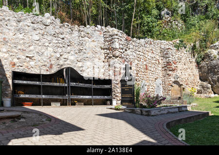 VITOVNICA, Serbien - 11. AUGUST 2019: Das Grab von Elder Thaddeus (Strabulovich) Der Vitovnica Vitovnica im Kloster, Sumadija und westlichen Serbien Stockfoto