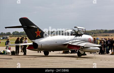 Norwegian Air Force historische Squadron Mikoyan-Gurevich MiG-15 UTI mit einem neuen Farbschema an der Schlacht von Großbritannien 2019 Airshow am IWM, Duxford Stockfoto