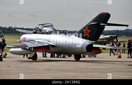 Norwegian Air Force historische Squadron Mikoyan-Gurevich MiG-15 UTI mit einem neuen Farbschema an der Schlacht von Großbritannien 2019 Airshow am IWM, Duxford Stockfoto