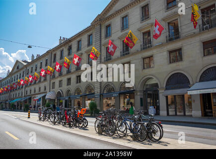 Genf, Schweiz - 29 AUGUST 2019. Berühmten Rue de la Corraterie, Straße mit Fahnen und Fahrräder Parken im Zentrum von Genf, Schweiz. Stockfoto