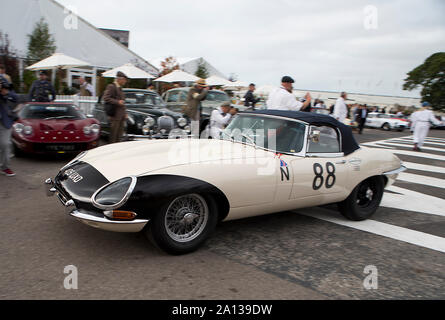 1961 Jaguar E-Type von Sam Hancock & Ludovic Lindsay in der kinrara Trophy Rennen auf dem Goodwood Revival 13. Sept 2019 in Chichester, England angetrieben. Stockfoto