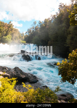 Wasserfall La Leona von fuy Fluss, Wasserfall, 10 Meter hoch, in der Huilo Huilo biologische Reserve, Panguipulli, Rios Region, im südlichen Chile Stockfoto