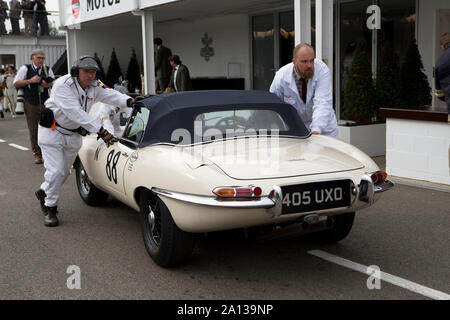 1961 Jaguar E-Type von Sam Hancock & Ludovic Lindsay in der kinrara Trophy Rennen auf dem Goodwood Revival 13. Sept 2019 in Chichester, England angetrieben. Stockfoto