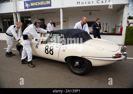 1961 Jaguar E-Type von Sam Hancock & Ludovic Lindsay in der kinrara Trophy Rennen auf dem Goodwood Revival 13. Sept 2019 in Chichester, England angetrieben. Stockfoto