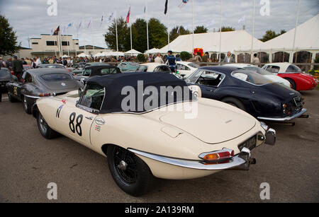 1961 Jaguar E-Type von Sam Hancock & Ludovic Lindsay in der kinrara Trophy Rennen auf dem Goodwood Revival 13. Sept 2019 in Chichester, England angetrieben. Stockfoto