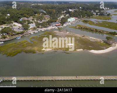 Luftaufnahme von Murrells Inlet, South Carolina, der Promenade und der Seebrücke. Stockfoto