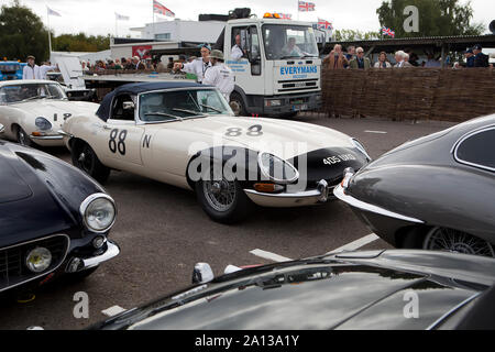 1961 Jaguar E-Type von Sam Hancock & Ludovic Lindsay in der kinrara Trophy Rennen auf dem Goodwood Revival 13. Sept 2019 in Chichester, England angetrieben. Stockfoto