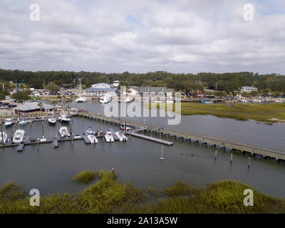 Niedrige Luftaufnahme von Murrells Inlet, South Carolina und Waterfront. Stockfoto
