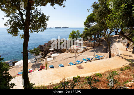 Dalmatinische Küste - Menschen Sonnenbaden im Urlaub an der kroatischen Küste in der Nähe von Dubrovnik, Kroatien, Europa Stockfoto