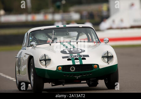 1963 TVR Grantura Mk 3 von Tim Layzell in der Fordwater Trophy Rennen auf dem Goodwood Revival 13. Sept 2019 in Chichester, England angetrieben. Urheberrecht Stockfoto