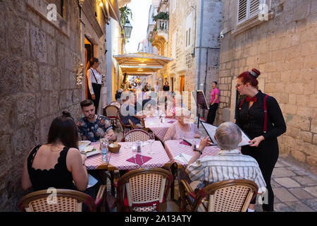 Dubrovnik Restaurant; Kellnerin die Bestellungen in einem Restaurant im Freien, die Altstadt von Dubrovnik, Dubrovnik, Kroatien Europa Stockfoto