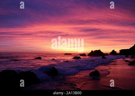 Sonnenuntergang bei El Matador State Beach. Malibu Stockfoto