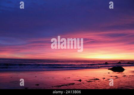 Sonnenuntergang bei El Matador State Beach. Malibu Stockfoto