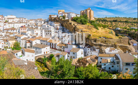 Das schöne Dorf Setenil de las Bodegas, Provinz Cádiz, Andalusien, Spanien. Stockfoto