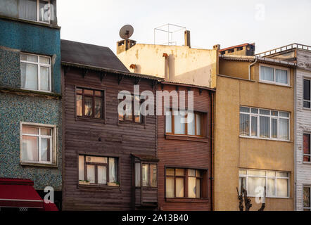 Alte Stein- und Holzhäuser in der Altstadt von Istanbul, Türkei Stockfoto