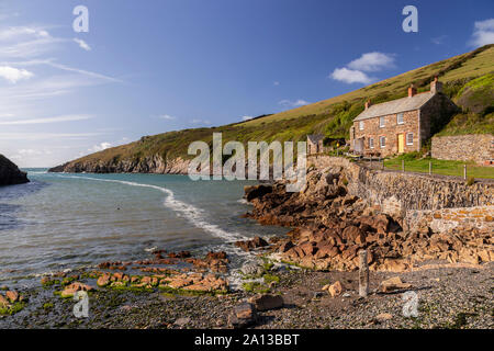 Port Quin an der Atlantikküste von Nord Cornwall Stockfoto
