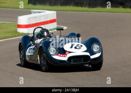 1958 Lister-Jaguar "KNORRIGEN" von Niall McFadden in der Sussex Trophy Rennen auf dem Goodwood Revival 13. Sept 2019 in Chichester, England angetrieben. Copyri Stockfoto