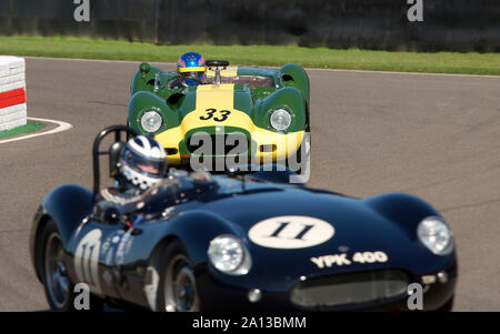 1959 Lister-Jaguar "KNORRIGEN" (Startnummer 33) von Jon Minshaw in den Sussex Trophy Rennen am Goodwood Revival 13. Sept 2019 in Chichester, En Stockfoto