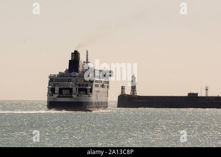 Dover, Großbritannien, September 2019 21. P&O Ferries Pride of Kent verlässt Hafen von Dover nach Calais im September Sonne. Stockfoto