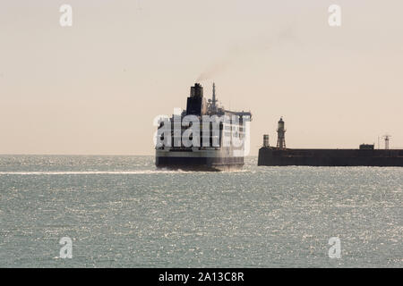 Dover, Großbritannien, September 2019 21. P&O Ferries Pride of Kent verlässt Hafen von Dover nach Calais im September Sonne. Stockfoto