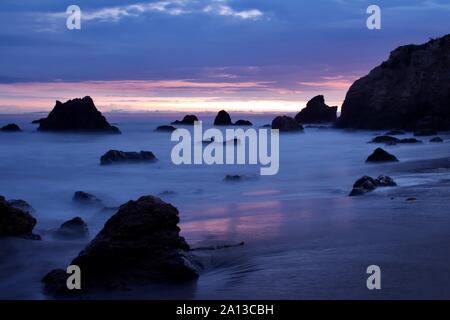 Sonnenuntergang bei El Matador State Beach. Malibu, Kalifornien Vereinigte Staaten von Amerika Stockfoto