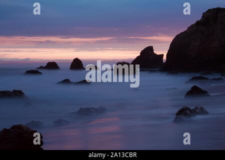 Sonnenuntergang bei El Matador State Beach. Malibu, Kalifornien Vereinigte Staaten von Amerika Stockfoto