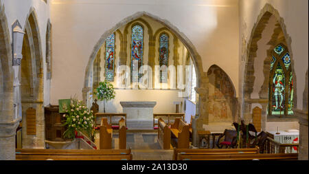 Innenansicht, die darstellt, Kirchenschiff und Altar in St. Peter ad Vincula Pfarrkirche Wisborough Green, West Sussex, England, Großbritannien Stockfoto