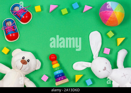 Baby Kinder Spielzeug Hintergrund mit Teddybären, Stofftiere, Holzspielzeug und Blöcke auf hellgrüner Hintergrund. Stockfoto