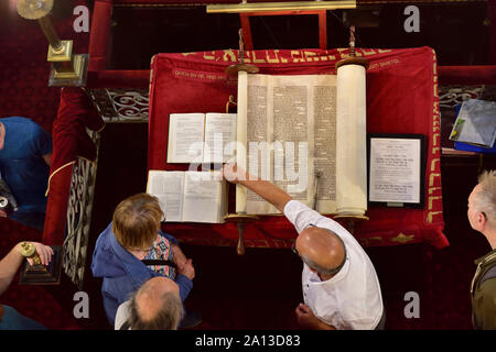 Traditionelle Torarolle in der Synagoge zu den Menschen gezeigt, die von Rabbi in der Synagoge, Bristol, Großbritannien Stockfoto