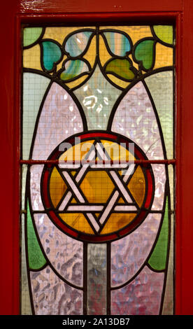 Jugendstil Glasmalerei Fenster mit David Stern in der Synagoge Tür Stockfoto